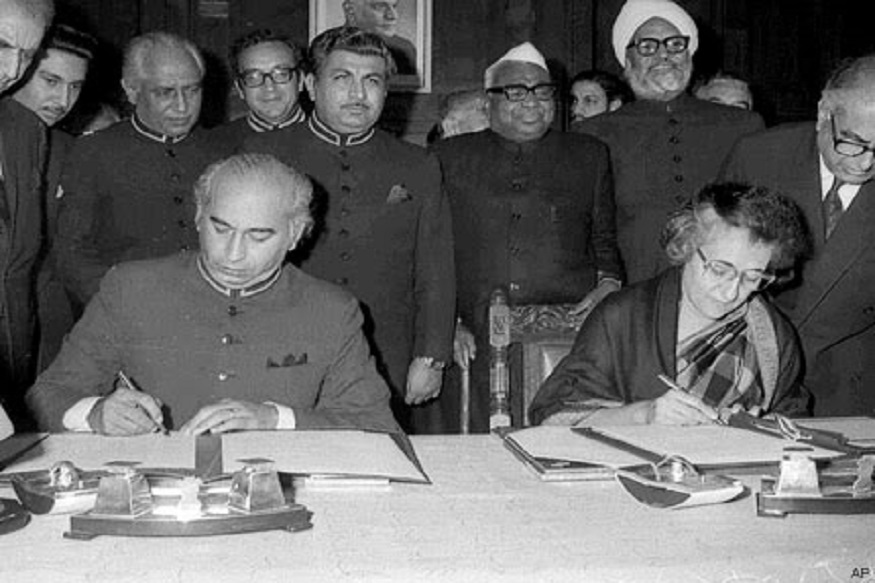 Indian and Pakistani Prime Ministers signing the Simla Agreement